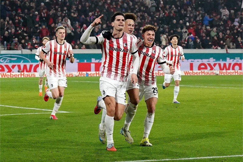 Freiburg không đủ sức ngăn cản Aston Villa vô địch